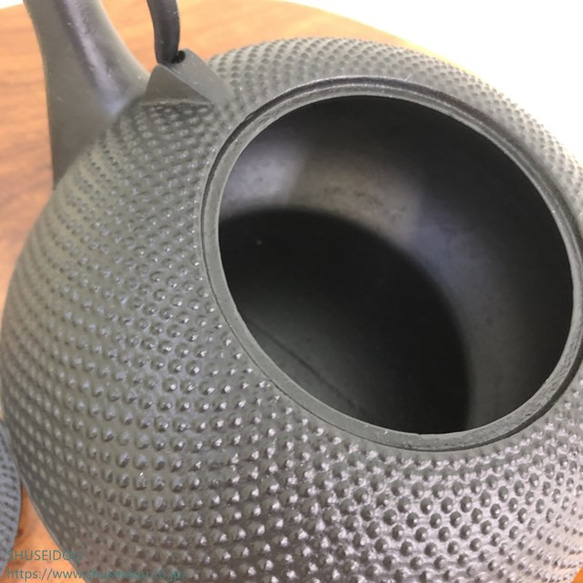 昔ながらのずっしり鉄瓶　南部鉄器算玉型アラレ黒IH対応 
