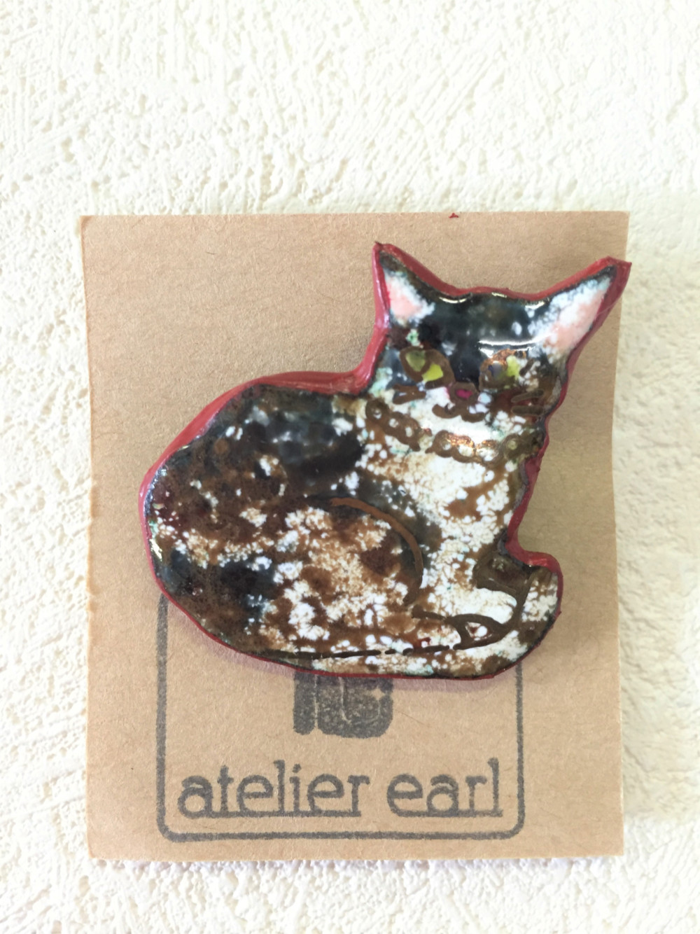 一点もの　表情豊かな七宝焼きブローチ・座りめいちゃん