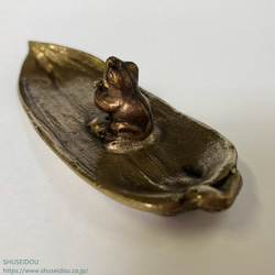 日本製　香立て　笹に蛙（大）（小）町工場で製作　伝統のかわいらしさです 1枚目の画像
