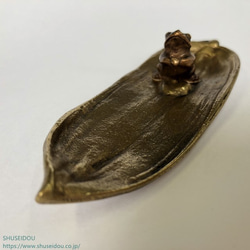 日本製　香立て　笹に蛙（大）（小）町工場で製作　伝統のかわいらしさです 4枚目の画像