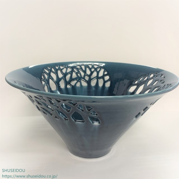 華やか大型のお皿 透かし彫り菓子・花器 こもれび青 お椀・ボウル・鉢