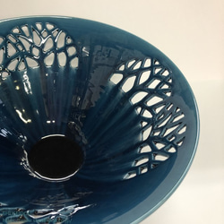華やか大型のお皿　透かし彫り菓子・花器　こもれび青 5枚目の画像