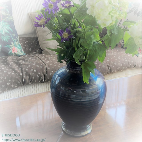 日本製　銅製花瓶　スパイラルブルー・レッド住吉型　町工場で製作　持ち上げ易い引っ掛かりのある形　光の反射で色変化 3枚目の画像