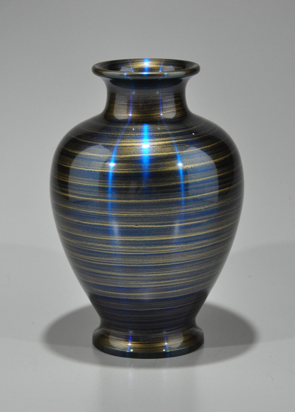 日本製　銅製花瓶　スパイラルブルー・レッド住吉型　町工場で製作　持ち上げ易い引っ掛かりのある形　光の反射で色変化 1枚目の画像