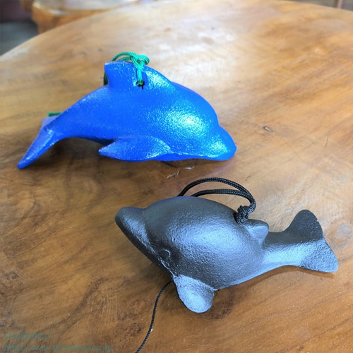 青い魚の形の陶器製風鈴 青い魚の形の陶器製風鈴
