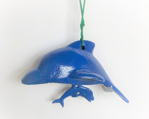 青い魚の形の陶器製風鈴 青い魚の形の陶器製風鈴 青い魚型風鈴 陶器製 目まぐるしく