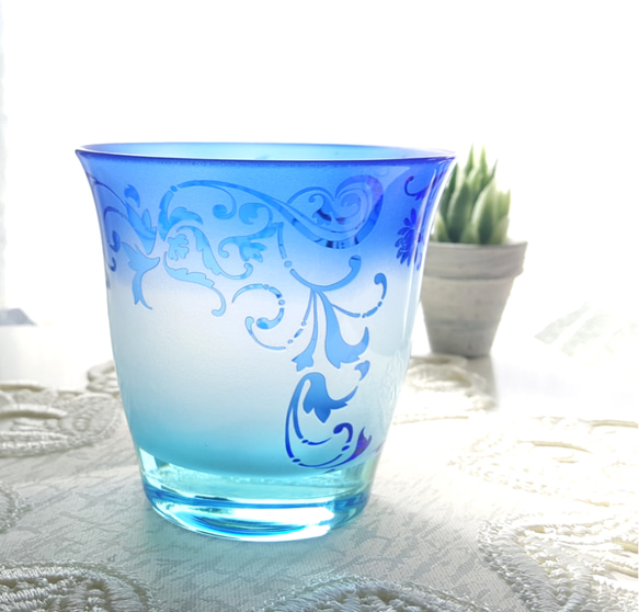 【 creema限定ポイント10倍キャンペーン】蔦の流れるグラス♡ブルー×瑠璃♡一点物♡サンドブラスト 2枚目の画像