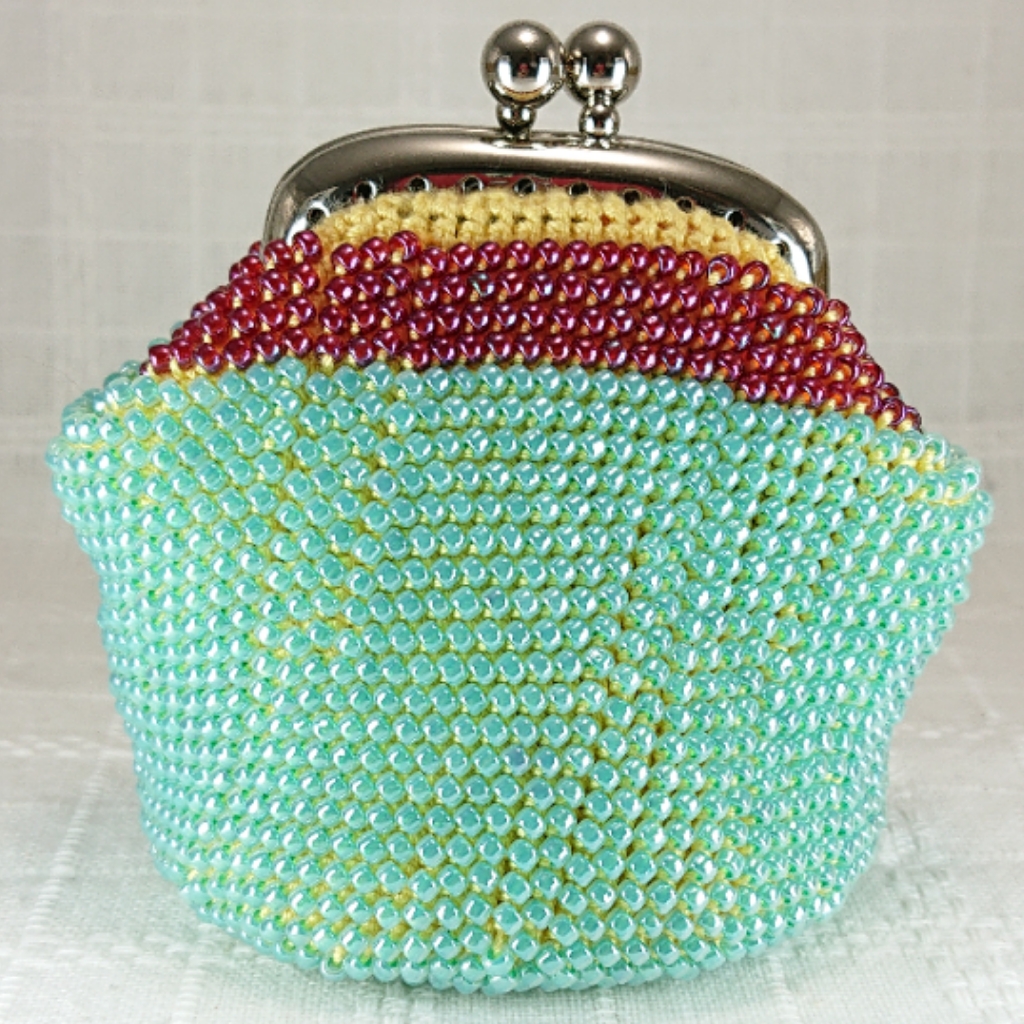 ビーズ編みがま口 黄色で緑と赤 送料無料