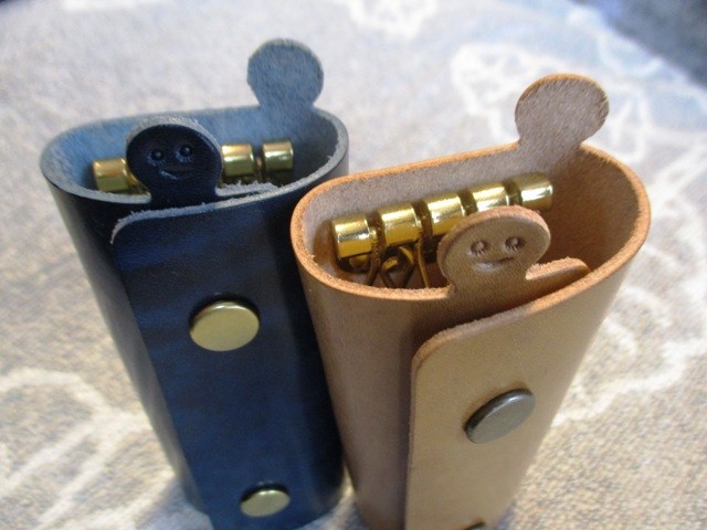 【季節限定 ペアセット・新色】ちょっと突き出た革キーケース（ルガトー）new！