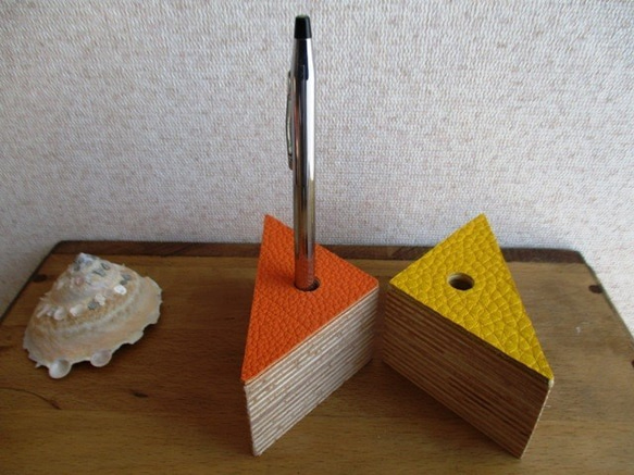 【新作】チーズのかけら、のような革と木で作ったペン立て 2枚目の画像