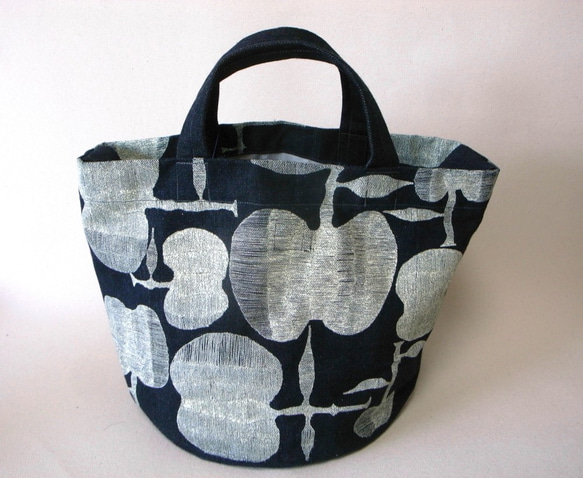 オリジナルテキスタイル、大きいりんご丸底トート、岡山産セルビッチ21オンス、綿、、A4サイズ　デニム 1枚目の画像