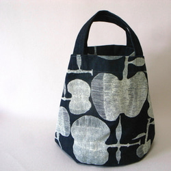 オリジナルテキスタイル、大きいりんご丸底トート、岡山産セルビッチ21オンス、綿、、A4サイズ　デニム 2枚目の画像