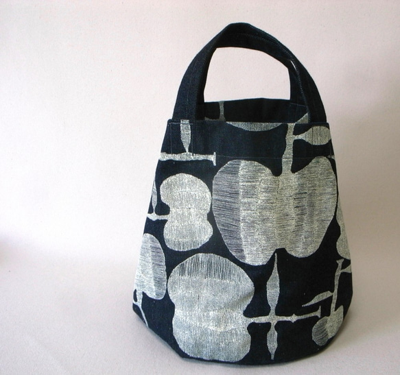 オリジナルテキスタイル、大きいりんご丸底トート、岡山産セルビッチ21オンス、綿、、A4サイズ　デニム 2枚目の画像