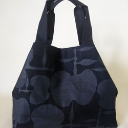 りんごトートバック　国産帆布×半防水帆布　丈夫な２枚仕立て　オリジナルテキスタイル　黒×黒　離島を除き送料無料 2枚目の画像