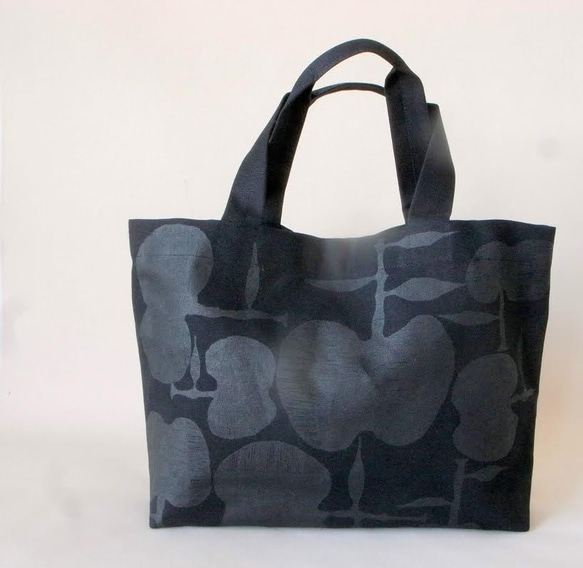 りんごトートバック　国産帆布×半防水帆布　丈夫な２枚仕立て　オリジナルテキスタイル　黒×黒　離島を除き送料無料 9枚目の画像