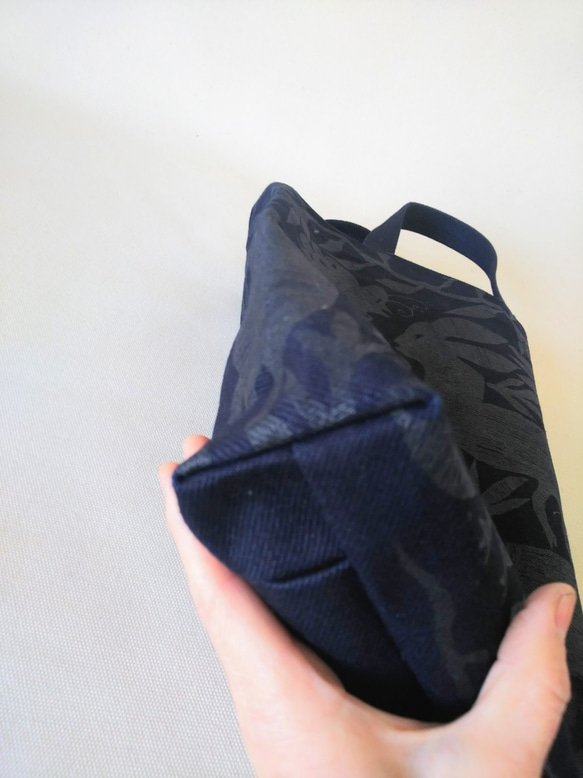 テキスタイルこだわりトート、Wインディゴ岡山産、綿、シックな大人トート、A4サイズ　紺色×黒 4枚目の画像
