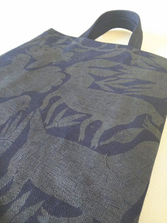 テキスタイルこだわりトート、Wインディゴ岡山産、綿、シックな大人トート、A4サイズ　紺色×黒 6枚目の画像