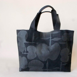 りんごトートバック　国産帆布×半防水帆布　丈夫な２枚仕立て　オリジナルテキスタイル　黒×黒　離島を除き送料無料 1枚目の画像