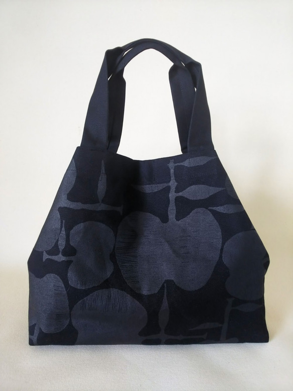 りんごトートバック　国産帆布×半防水帆布　丈夫な２枚仕立て　オリジナルテキスタイル　黒×黒　離島を除き送料無料 2枚目の画像