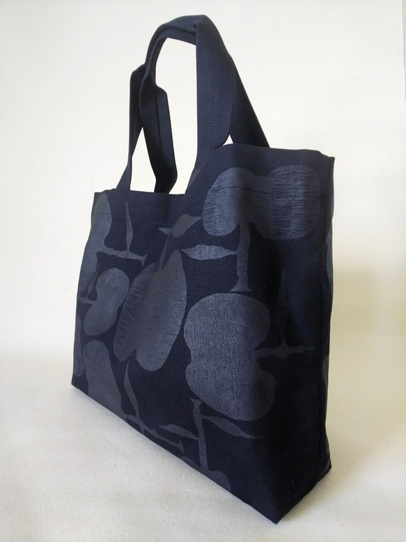 りんごトートバック　国産帆布×半防水帆布　丈夫な２枚仕立て　オリジナルテキスタイル　黒×黒　離島を除き送料無料 4枚目の画像