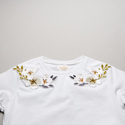 Pear Blossom Embroidered Fashion Top 梨花刺繡上衣 第2張的照片