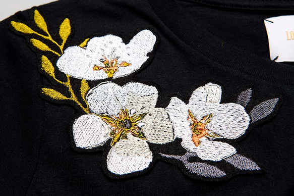 Pear Blossom Embroidered Fashion Top 梨花刺繡上衣(Black) 第3張的照片