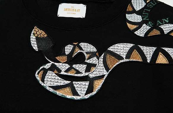 百步蛇刺繡上衣 Deinagkistrodon Viper Embroidered Top(Black) 第4張的照片