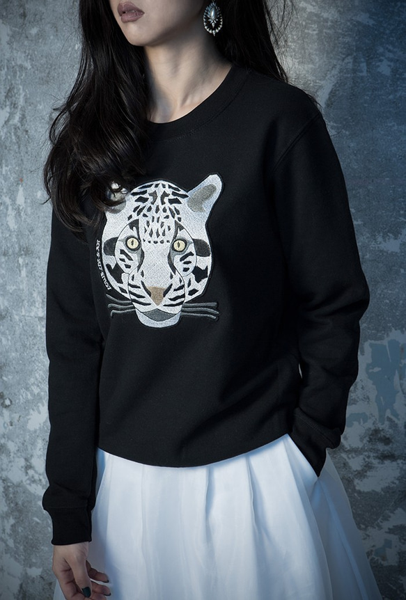 雲豹刺繡上衣 Cloud Leopard Embroidered Top(Black) 第2張的照片