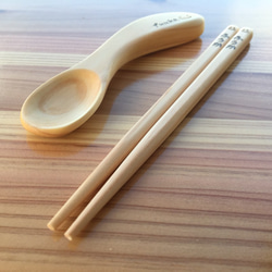 お食い初め祝いに最適な名前入りのベビースプーンとお箸のセット～ファーストベビーセット～ 2枚目の画像