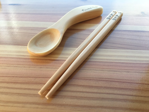 お食い初め祝いに最適な名前入りのベビースプーンとお箸のセット～ファーストベビーセット～ 2枚目の画像