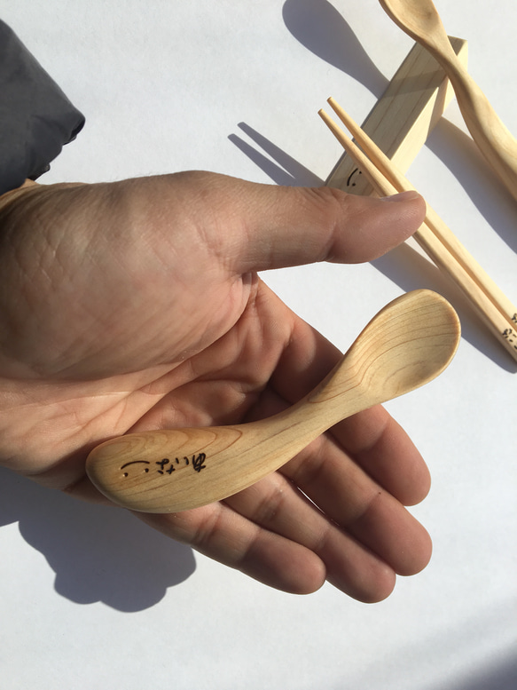 お食い初め祝いに最適な名前入りのベビースプーンとお箸のセット～ファーストベビーセット～ 5枚目の画像