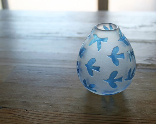 青と白の花模様の一輪挿し 鳥模様の花器(青） 一輪挿し・花瓶・花器 nanahoshi 通販