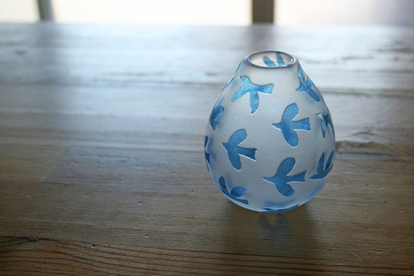 青と白の花模様の一輪挿し 鳥模様の花器(青） 一輪挿し・花瓶・花器 nanahoshi 通販
