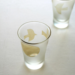 渡り鳥の冷酒グラス（カーキ色） 2枚目の画像