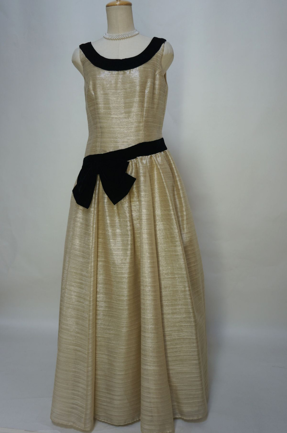 ピアノ演奏向きのドレス黒のポイントあり　薄色ゴールドラメ入り　11号現品のみ