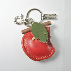 革製リンゴキーホルダー　（赤）　枝も本物のリンゴの枝 2枚目の画像