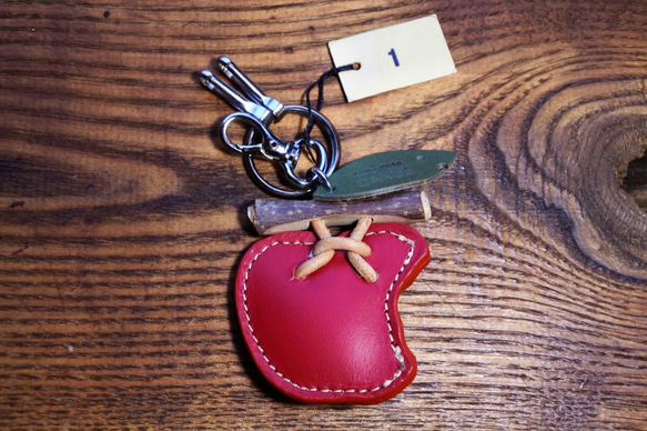 革製リンゴキーホルダー（赤）枝も本物のリンゴの枝　 1枚目の画像