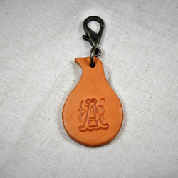 革のバード型アルファベットタグ（A）革－キャメル色　金具色－AT　 1枚目の画像