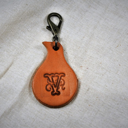 革のバード型アルファベットタグ（V）革－キャメル色　金具色－AT 1枚目の画像
