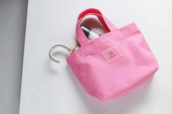 【桃粉色】手提袋 (客製英文字母)  / 便當袋 環保提袋 手工刺繡 (多色可選) 第4張的照片