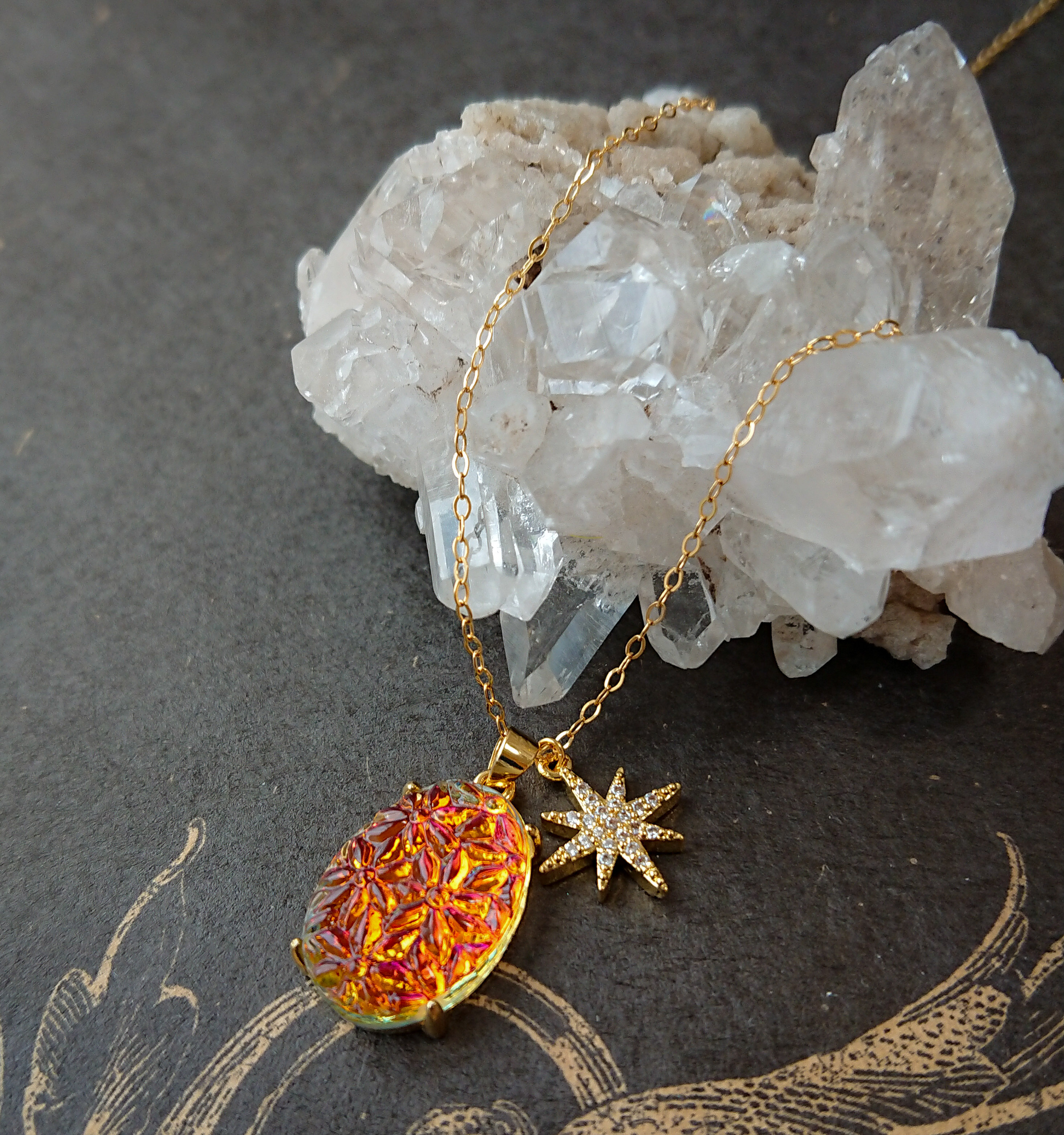 ヴィンテージガラスのネックレス(花模様)