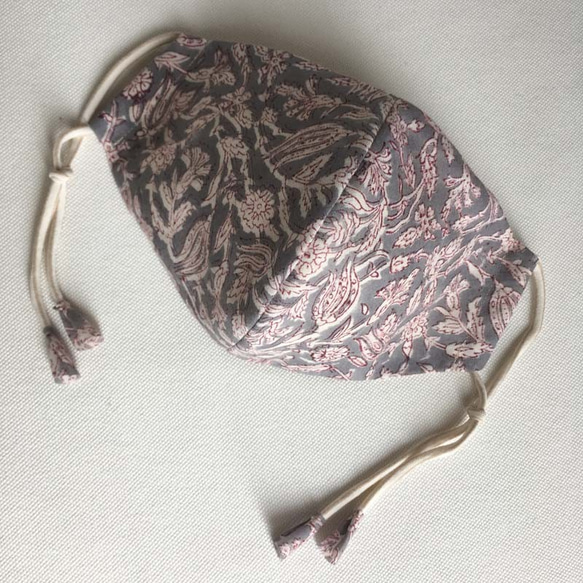 【再販】インド綿の夏マスク　グレーッシュフラワー　[バッグとおそろい] 1枚目の画像