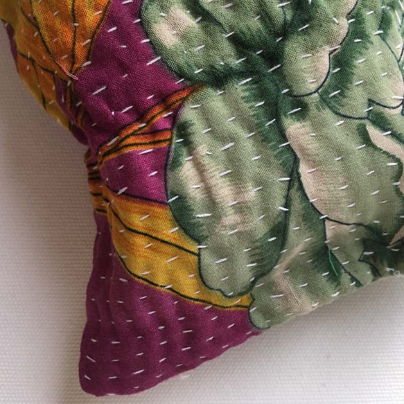 インドの刺し子布(グドゥリ) ポーチ　緑のお花 3枚目の画像
