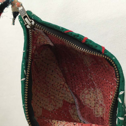 インドの刺し子布(グドゥリ) ポーチ　緑に白い刺し子 4枚目の画像