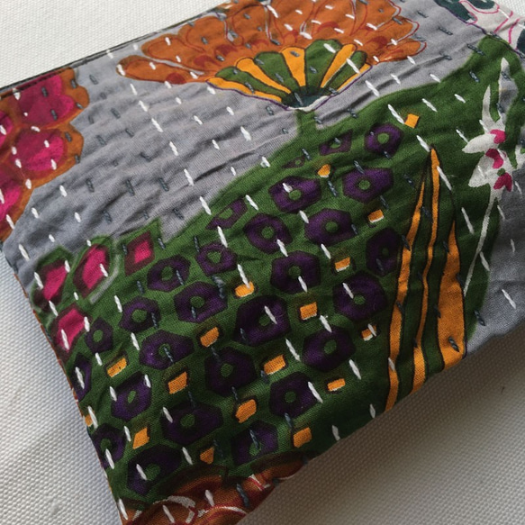 インドの刺し子/カンタ刺繍のポーチ　ライトグレーに花柄　 3枚目の画像