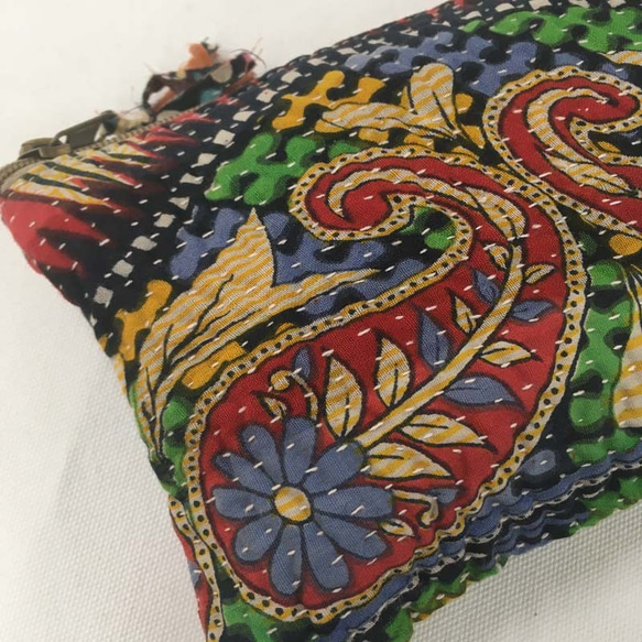 インドの刺し子布(グドゥリ) ポーチ 　カラフルペーズリー 2枚目の画像
