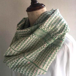 [送料無料]インドコットンのロングスヌード　グリーンアフガンボーダー 春夏の装いに 1枚目の画像