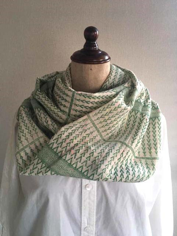[送料無料]インドコットンのロングスヌード　グリーンアフガンボーダー 春夏の装いに 2枚目の画像