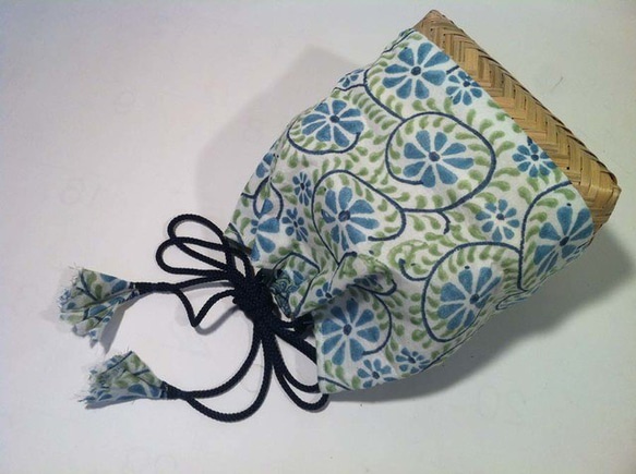 かご巾着 インドブロックプリント ブルーの花 1枚目の画像