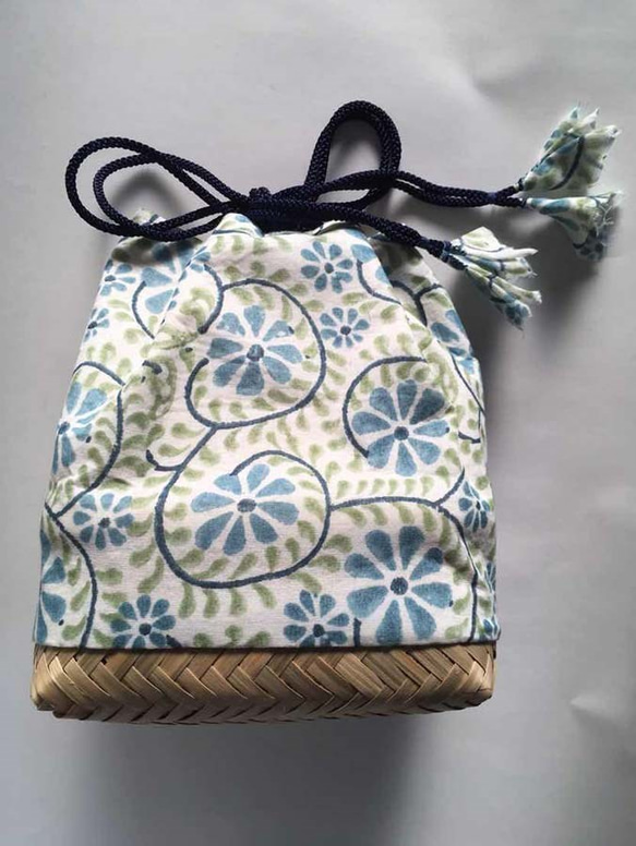 かご巾着 インドブロックプリント ブルーの花 2枚目の画像